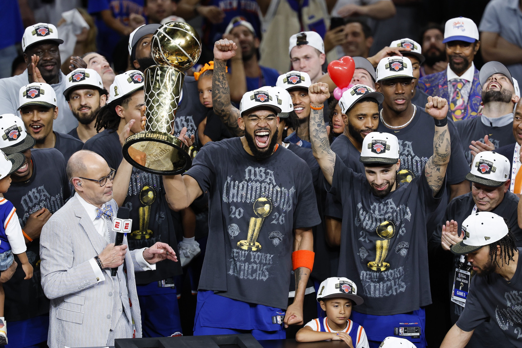 Нью-Йорк отмечает чемпионство Knicks: как