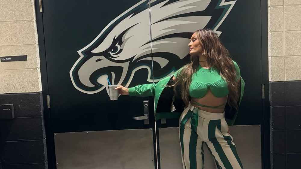 Никки Белла появилась на матче Eagles в оÑ