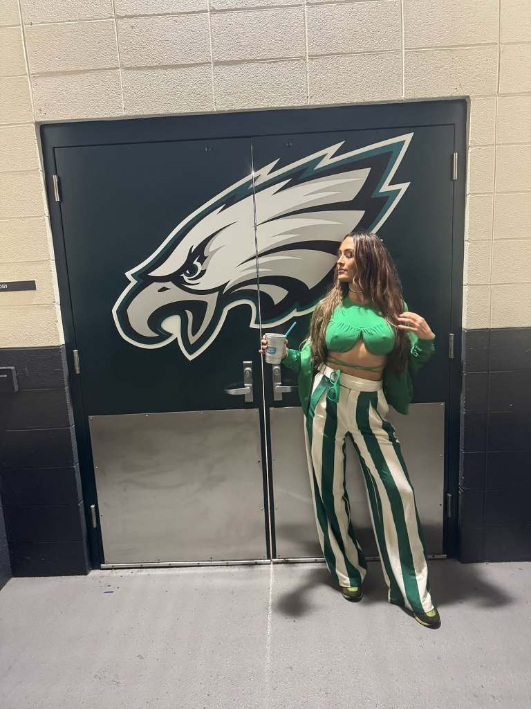 Никки Белла появилась на матче Eagles в оÑ